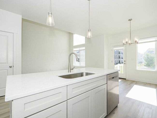 Building Photo - 3 bedroom, 2.5 bathroom Saratoga Springs T...