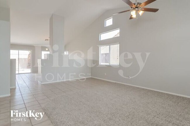 Building Photo - 127 E Tamarack Dr