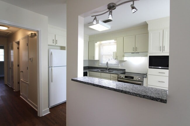 Building Photo - Cute Ranch Home in Matthews!