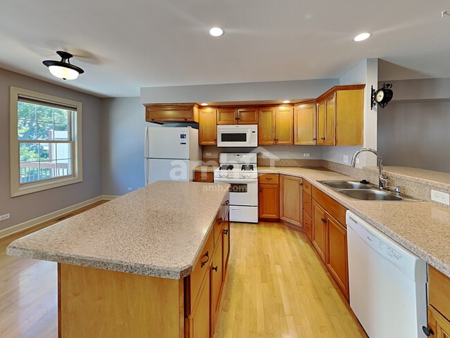 Building Photo - 576 N River St