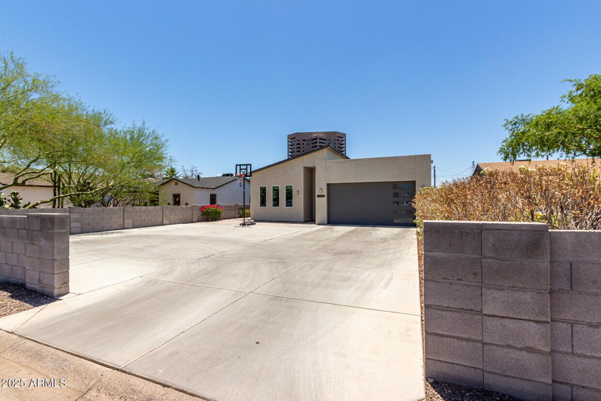 Primary Photo - 1005 E Weldon Ave
