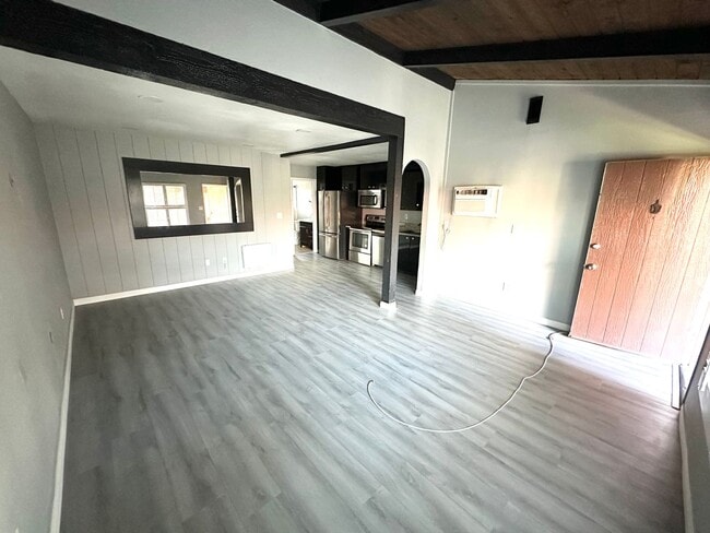 Building Photo - PET FRIENDLY! !Amazing 1 bedroom apartment...