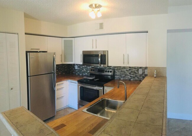 Foto del edificio - 1721 Village Blvd
