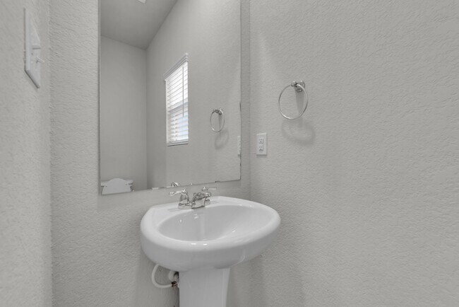 Foto del edificio - MOVE IN READY!!