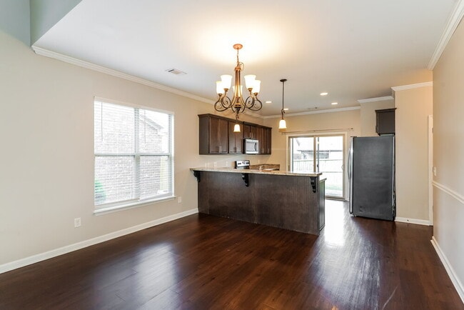 Building Photo - 102 England Pl