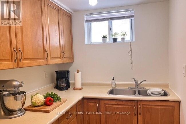 Building Photo - 111 Lincoln Pl