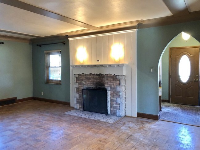 Building Photo - Gorgeous Westwood Tutor with Lots of Charm!