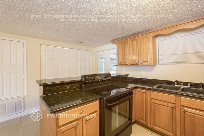 Foto del edificio - 11811 Roselawn Ave