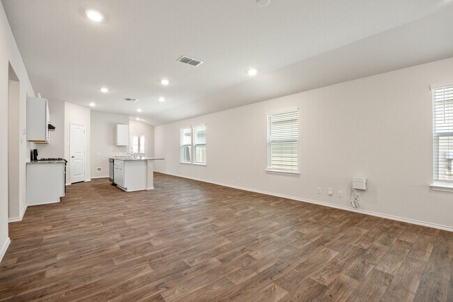 Building Photo - $1000 Deposit Special!!!  Like New, Open F...