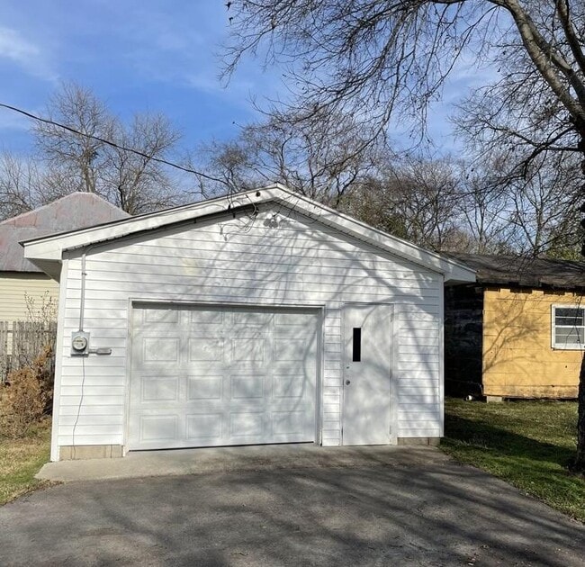 Building Photo - 313 Coles Ferry Pike