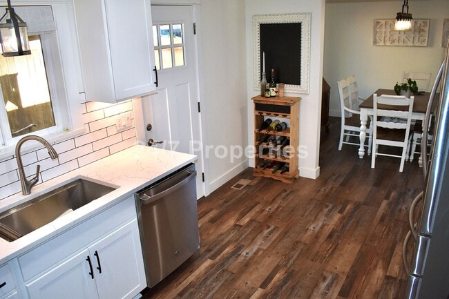 Foto del edificio - Comfortable Living with a Generous Yard in Gladstone