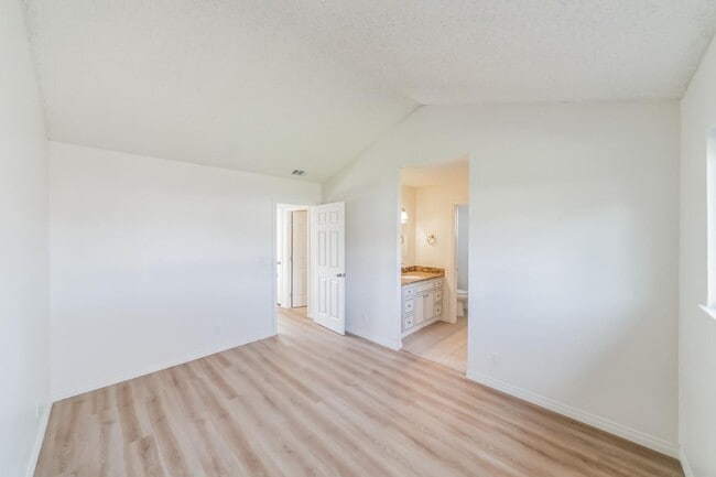 Building Photo - 1705 View Dr