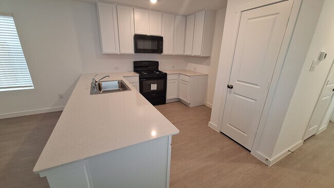 Foto del edificio - NEWLY BUILT 3 bedroom 2.5 Bath Single fami...