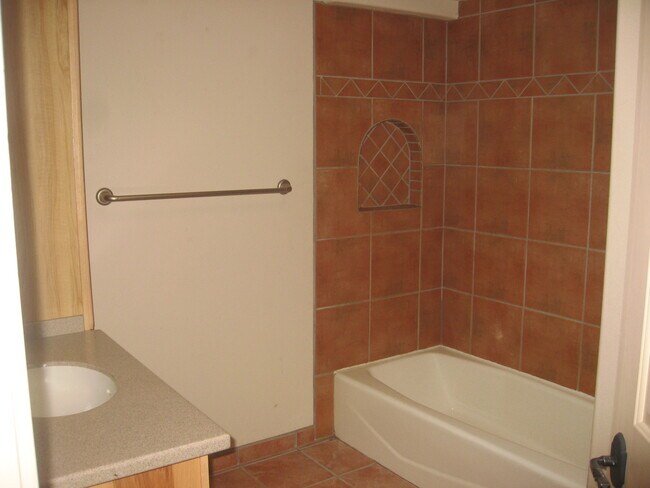 Building Photo - 3 Bedroom, 2 Bath, 2 Car Garage Home - Ava...