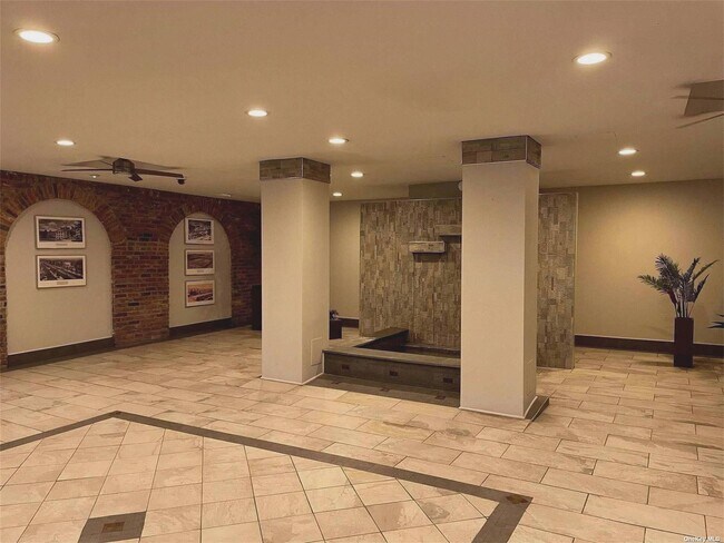 Foto del edificio - 67-50 Thornton Pl
