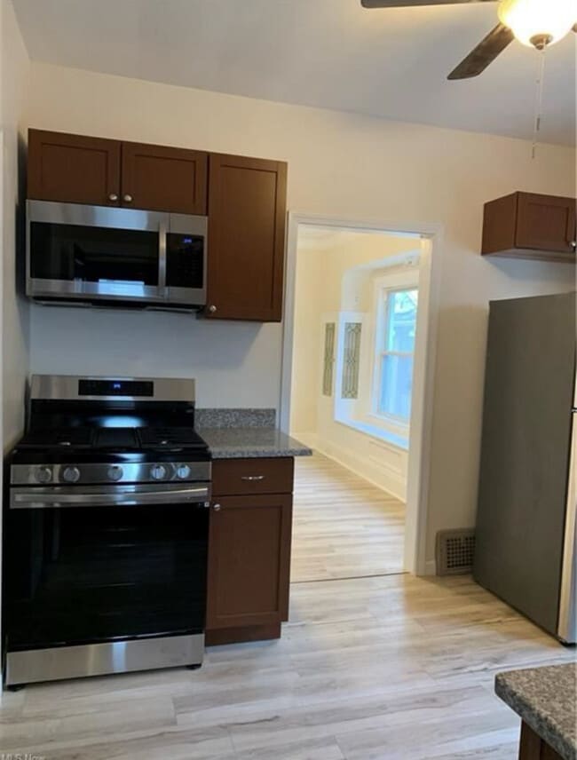 Building Photo - 2077 Lewis Dr
