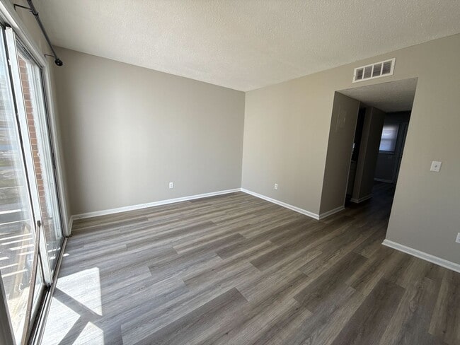 Building Photo - 605 E Central Ave