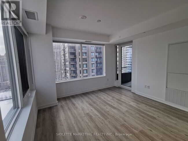 Photo du bâtiment - 395 Square One Dr