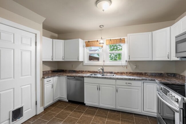Building Photo - Two Bedroom Appleton House