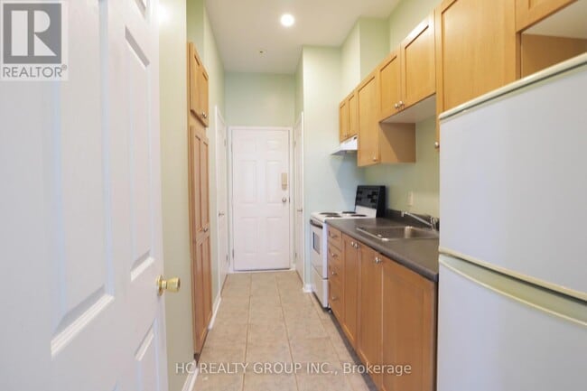 Photo du bâtiment - 2725-2725 Bur Oak Ave