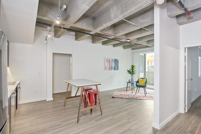 Foto del edificio - 2466 1st Ave