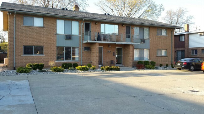 Front of bldg - 540 W 14 Mile Rd