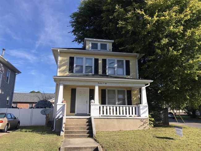 Building Photo - 1402 Bessie St