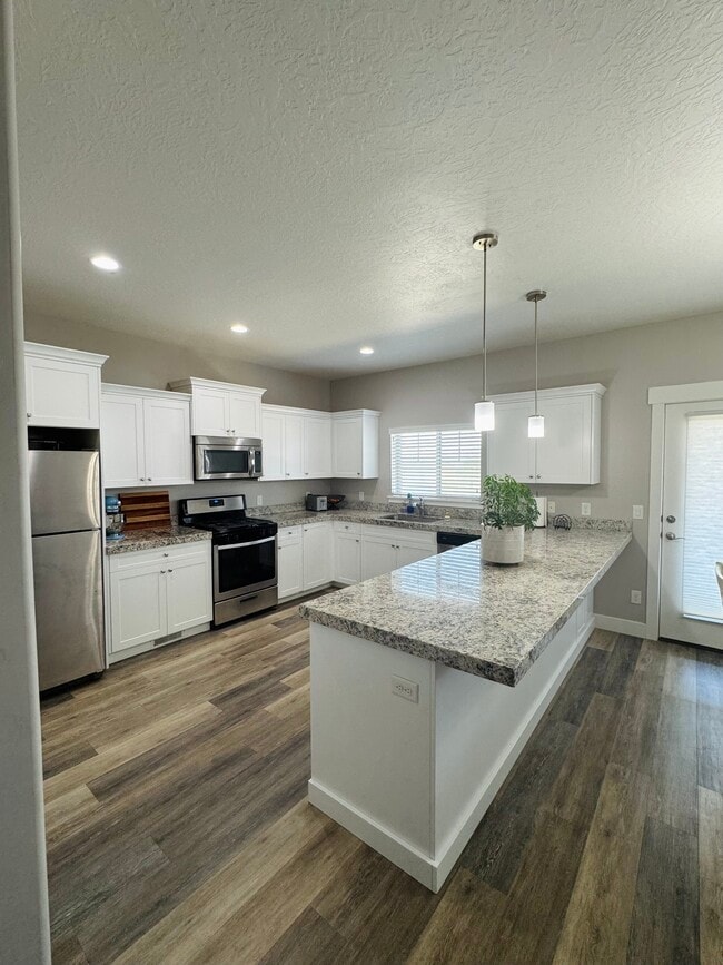 Building Photo - 758 S Aspen Way