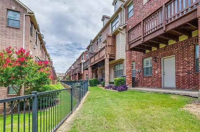 Building Photo - Room in Townhome on Chase Ln