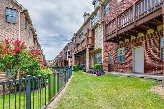 Foto del edificio - Room in Townhome on Chase Ln