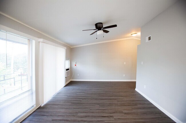 Building Photo - 4700 Lynn Ln
