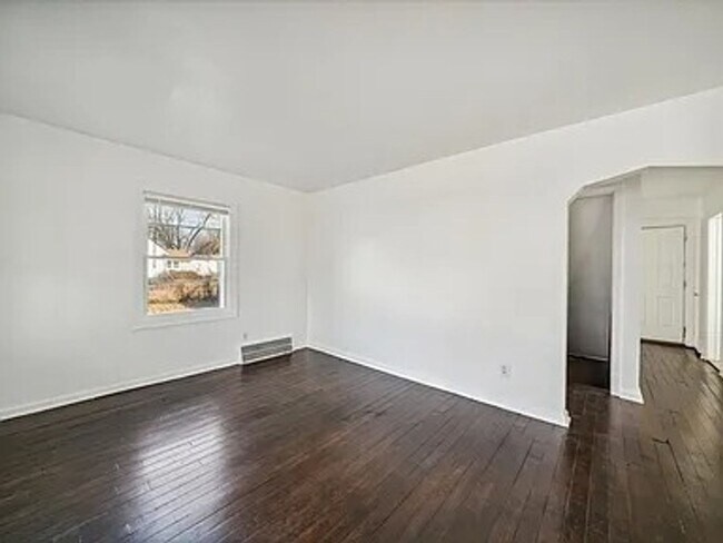 Foto del edificio - This charming, three bedroom