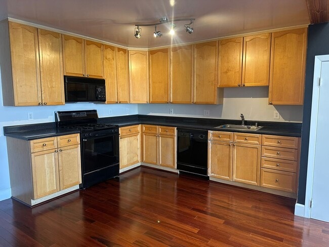 Building Photo - Large Loft Style Condo