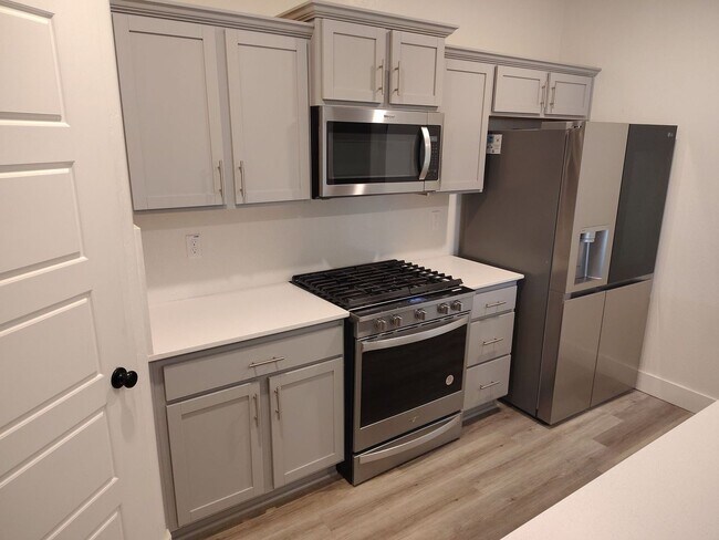 Building Photo - Spacious 5-Bedroom, 4-Bathroom House with Mother-in-Law Suite in SE Bakersfield