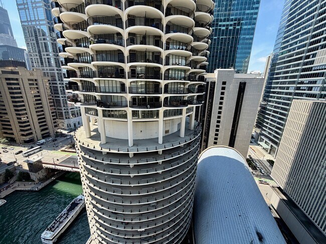 Foto del edificio - 300 N State St