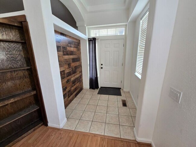 Foto del edificio - Stylish 4-Bedroom Home Near Red Hawk Golf ...