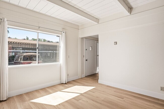 Foto del edificio - Remodeled 2 Story 3 Bed 1.5 Bath Townhome in Mountain View