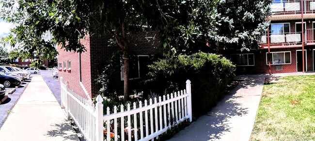 Building Photo - 205 Marble St
