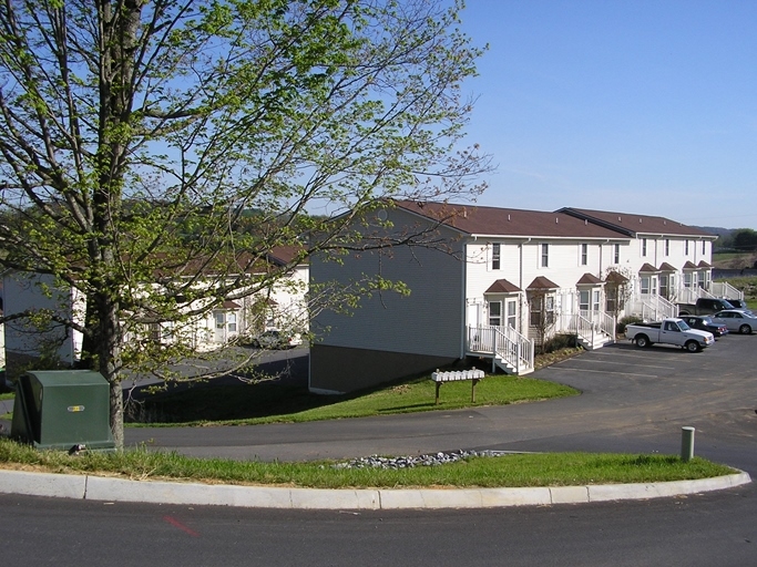 Primary Photo - Colonial Apartment Complex