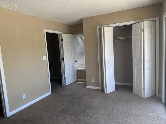 Building Photo - 401 Garden Dr