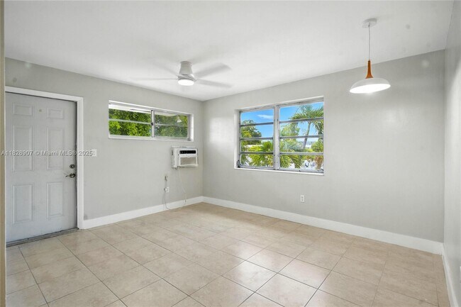Foto del edificio - 2085 NE 169th St