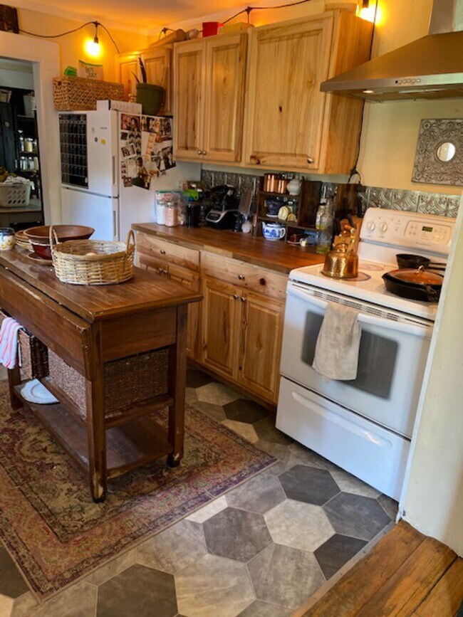 Building Photo - The Dog and Bee House, LLC