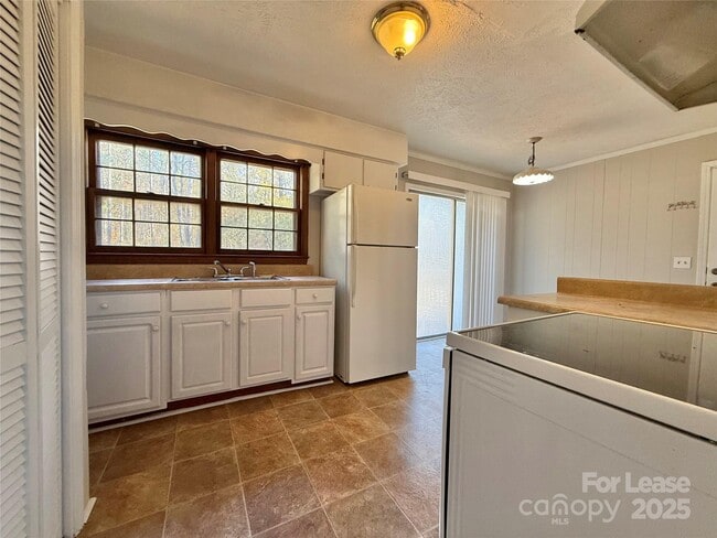 Building Photo - 1552 Airport Rd