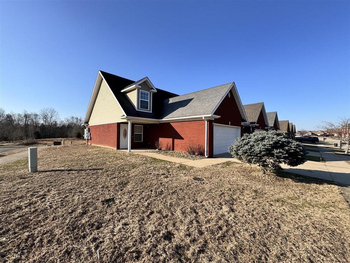 Primary Photo - 140 Twin Lakes Dr