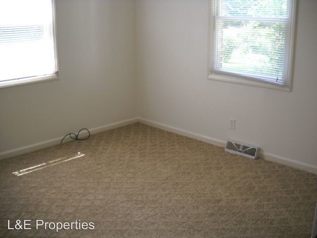 Building Photo - 405 Pine St