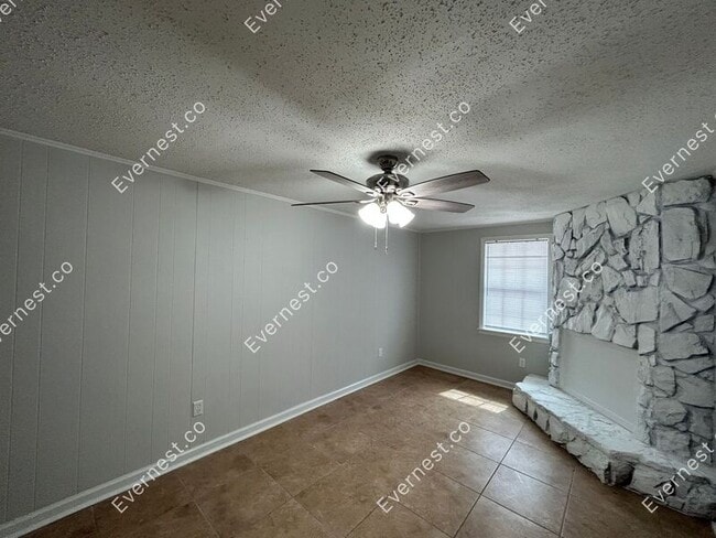 Building Photo - 1648 Hickory Dr