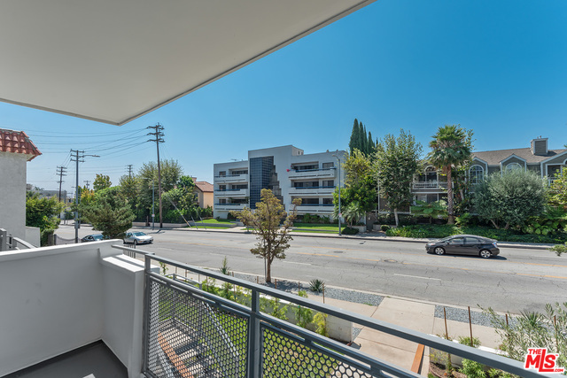 Foto del edificio - 1546 S Bundy Dr
