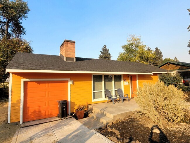 Foto del edificio - Charming Single-level Home, Fully Furnished + WIFI. Convenient NE Location! Pilot Butte, Downtown.