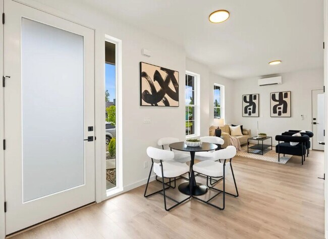 Foto del edificio - St. Johns New Build - Bright and Spacious End Unit 2 Bedroom with A/C, Washer/Dryer and Private P...