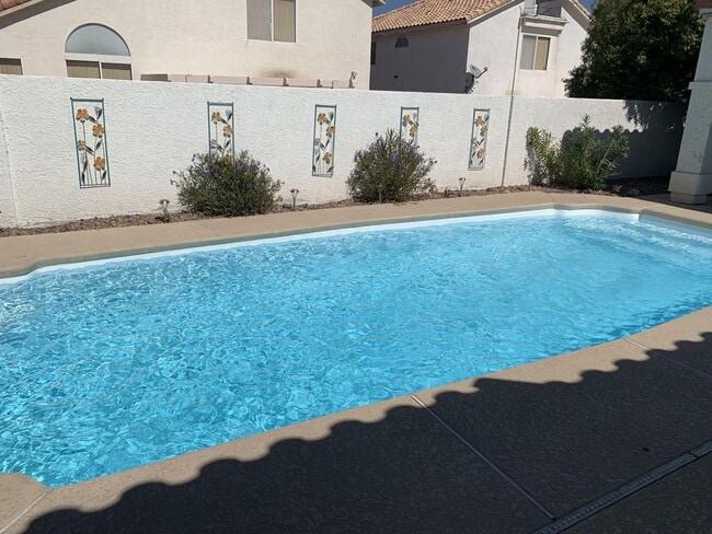 Foto del edificio - Single story pool home